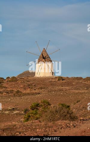 Alte spanische Windmühle am genovesischen Strand im Naturpark Cabo de Gata, San Jose, Almeria, Andalusien, Spanien. Stockfoto