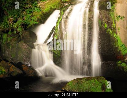 Langzeitbelichtung Der Unteren Tribergfälle Im Schwarzwald Bei Nacht Stockfoto