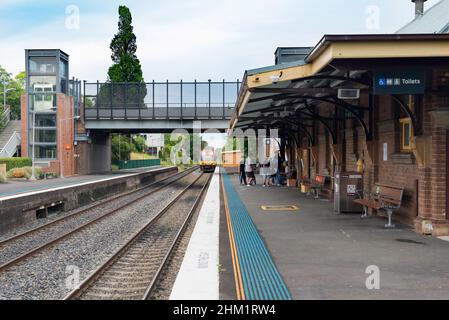 Vier auto Bemühen Klasse Diesel schienenwagen am historischen ländlichen Bowral Bahnhof im Südlichen Hochland von New South Wales, Australien Stockfoto