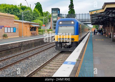 Vier auto Bemühen Klasse Diesel schienenwagen am historischen ländlichen Bowral Bahnhof im Südlichen Hochland von New South Wales, Australien Stockfoto