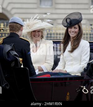 Kate Middleton Prinzessin von Wales Camilla Parker Bowles Prinz Harry in offener Kutsche vor dem Buckingham Palace Trooping the Colour Stockfoto