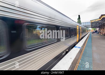 Vier auto Bemühen Klasse Diesel schienenwagen am historischen ländlichen Bowral Bahnhof im Südlichen Hochland von New South Wales, Australien Stockfoto