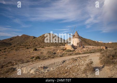 Cabo de Gata Spanien. Alte spanische Windmühle am Genoveses Strand im Naturpark Cabo de Gata, San Jose, Almeria, Andalusien, Spanien. Stockfoto