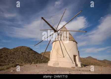 Alte spanische Windmühle am Genoveses Strand im Naturpark Cabo de Gata, San Jose, Almeria, Andalusien, Spanien. Stockfoto