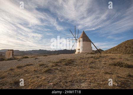 Cabo de Gata Spanien. Alte spanische Windmühle am Genoveses Strand im Naturpark Cabo de Gata, San Jose, Almeria, Andalusien, Spanien. Stockfoto