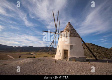 Cabo de Gata Spanien. Alte spanische Windmühle am Genoveses Strand im Naturpark Cabo de Gata, San Jose, Almeria, Andalusien, Spanien. Stockfoto