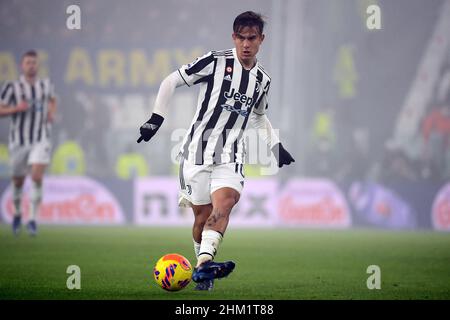 Turin, Italien. 06th. Februar 2022. Paulo Dybala vom FC Juventus in Aktion während des Fußballspiels der Serie A 2021/2022 zwischen dem FC Juventus und Hellas Verona im Juventus-Stadion in Turin (Italien), 6th. Februar 2022. Foto Federico Tardito/Insidefoto Kredit: Insidefoto srl/Alamy Live News Stockfoto