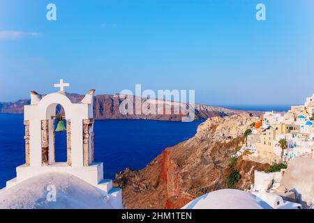 Weiße Kirchenglocke und Vulkankaldera mit Ägäische Meereslandschaft, wunderschöne Details der Insel Santorini, Griechenland Stockfoto