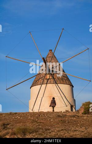 Alte spanische Windmühle am genovesischen Strand im Naturpark Cabo de Gata, San Jose, Almeria, Andalusien, Spanien. Stockfoto