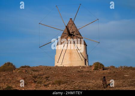 Alte spanische Windmühle am genovesischen Strand im Naturpark Cabo de Gata, San Jose, Almeria, Andalusien, Spanien. Stockfoto