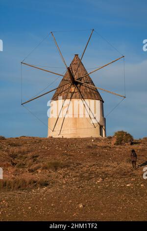 Alte spanische Windmühle am genovesischen Strand im Naturpark Cabo de Gata, San Jose, Almeria, Andalusien, Spanien. Stockfoto