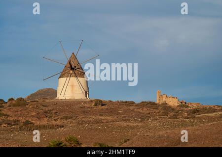 Alte spanische Windmühle am genovesischen Strand im Naturpark Cabo de Gata, San Jose, Almeria, Andalusien, Spanien. Stockfoto