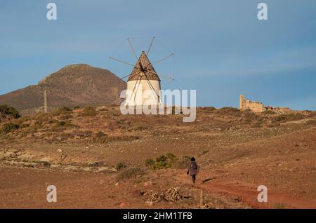 Alte spanische Windmühle am genovesischen Strand im Naturpark Cabo de Gata, San Jose, Almeria, Andalusien, Spanien. Stockfoto