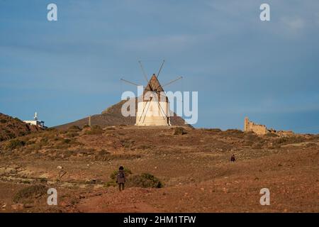 Alte spanische Windmühle am genovesischen Strand im Naturpark Cabo de Gata, San Jose, Almeria, Andalusien, Spanien. Stockfoto