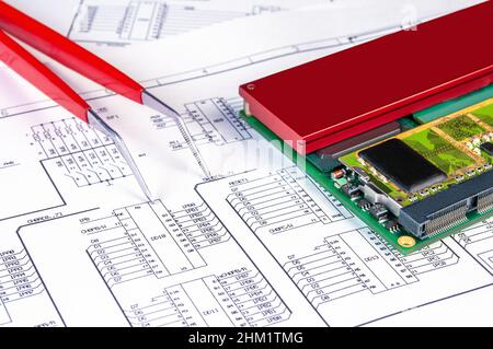 Elektronikkarte und Pinzette auf dem Hintergrund des Schaltplans. Konzept für die Entwicklung und Konstruktion von elektronischen Geräten. Stockfoto