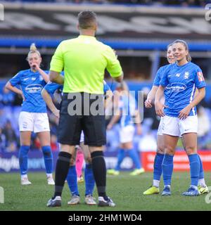 Birmingham, Großbritannien. 06th. Februar 2022. Birmingham, England, Feb 6th 202 Veatriki Sarri (Birmingham City 7) Lucy Quinn (Birmingham City 17) und Jade Pennock (Birmingham City 11) sehen amüsiert aus, als Ref ein Wort mit Christie Murray (Birmingham City 10) hat Während des Womens Super League Spiels zwischen Birmingham City & Leicester im St Andrews Stadium in Birmingham, England Karl W Newton/Sports Press Bildnachweis: SPP Sport Press Foto. /Alamy Live News Stockfoto