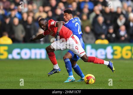 NOTTINGHAM, GROSSBRITANNIEN. FEB 6th Keinan Davis von Nottingham Forest kämpft mit James Justin von Leicester City während des FA Cup-Spiels zwischen Nottingham Forest und Leicester City am City Ground, Nottingham, am Sonntag, 6th. Februar 2022. (Kredit: Jon Hobley | MI News) Kredit: MI Nachrichten & Sport /Alamy Live News Stockfoto