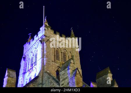 St. Hilda's Church Tower, Hartlepool Headland, Großbritannien, mit einem atemberaubenden klaren Nachthimmel. Die Sterne leuchten, einschließlich des Sternbildes Orion. Stockfoto