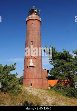 Der Leuchtturm Darsser Ort Deutschland an Einem schönen sonnigen Sommertag mit Klarem blauen Himmel und Ein paar Wolken Stockfoto