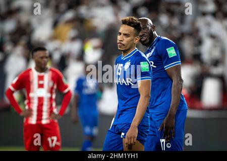 Abu Dhabi, Vereinigte Arabische Emirate. 06th. Februar 2022. Mohammed bin Zayed Stadium Matheus Pereira ist verärgert, dass er während des Fußballspiels der Club World Cup Round 2 2021 zwischen Al Hilal und Al Jazira im Mohammed bin Zayed Stadium in Abu Dhabi nicht bestraft werden kann.VAE Richard Callis Credit: SPP Sport Press Photo. /Alamy Live News Stockfoto