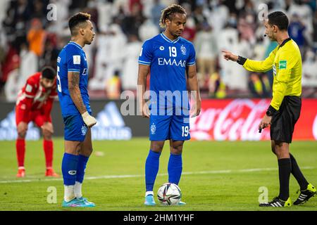 Abu Dhabi, Vereinigte Arabische Emirate. 06th. Februar 2022. Mohammed bin Zayed Stadium Matheus Pereira argumentiert mit Andre Carillo darüber, wer beim Fußballspiel der Club World Cup Round 2 zwischen Al Hilal und Al Jazira 2021 im Mohammed bin Zayed Stadium in Abu Dhabi bestraft werden sollte.VAE Richard Callis Credit: SPP Sport Press Photo. /Alamy Live News Stockfoto