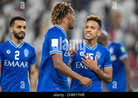 Abu Dhabi, Vereinigte Arabische Emirate. 06th. Februar 2022. Mohammed bin Zayed Stadium Matheus Pereira argumentiert mit Andre Carillo darüber, wer beim Fußballspiel der Club World Cup Round 2 zwischen Al Hilal und Al Jazira 2021 im Mohammed bin Zayed Stadium in Abu Dhabi bestraft werden sollte.VAE Richard Callis Credit: SPP Sport Press Photo. /Alamy Live News Stockfoto