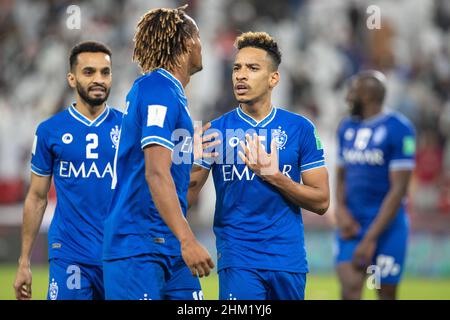 Abu Dhabi, Vereinigte Arabische Emirate. 06th. Februar 2022. Mohammed bin Zayed Stadium Matheus Pereira argumentiert mit Andre Carillo darüber, wer beim Fußballspiel der Club World Cup Round 2 zwischen Al Hilal und Al Jazira 2021 im Mohammed bin Zayed Stadium in Abu Dhabi bestraft werden sollte.VAE Richard Callis Credit: SPP Sport Press Photo. /Alamy Live News Stockfoto