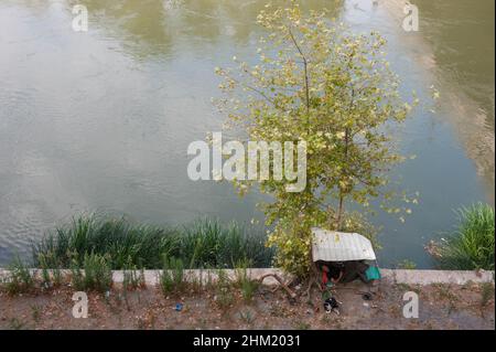 Rom, Italien 24/07/2015: Obdachlose lagerten am Ufer des Tiber. ©Andrea Sabbadini Stockfoto