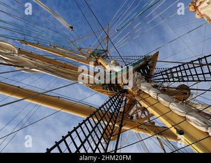 Von unten nach oben Blick auf Ein Segelmast mit Rigging und Seilen in Bremerhaven an Einem schönen sonnigen Sommertag mit Klarem, blauem Himmel und Ein paar Wolken Stockfoto