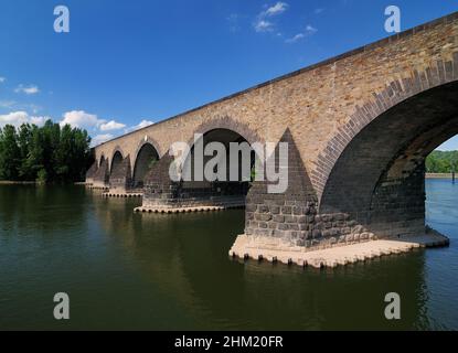 UNESCO-Weltkulturerbe Balduin-Brücke an der Mosel an Einem schönen sonnigen Sommertag mit Klarem, blauem Himmel und Ein paar Wolken Stockfoto