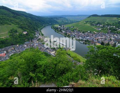 Blick von Fort Grevenburg auf die Mosel und die Weinberge rund um Traben-Trarbach an Einem schönen sonnigen Sommertag mit Ein paar Wolken Stockfoto