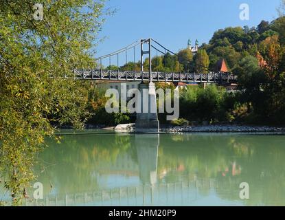 Blick auf die Innsteg-Brücke in Passau an Einem schönen sonnigen Herbsttag mit Klarem blauen Himmel Stockfoto