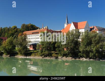 Blick vom Inn auf das Nikola-Kloster in Passau an Einem schönen sonnigen Herbsttag mit Klarem, blauem Himmel Stockfoto