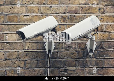 Detailaufnahme der CCTV-Sicherheitskameras vor dem Gebäude, aufgenommen in london Stockfoto