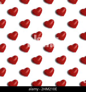 Nahtloses Muster aus roten Herzen auf weißem Hintergrund. Valentinstag Hintergrund. Flaches Design endlose Textur aus roten Herzen. Stockfoto