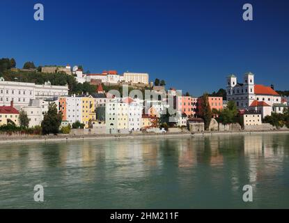 Blick vom Inn auf das Fort Veste Oberhaus in Passau an Einem schönen sonnigen Herbsttag mit Klarem blauen Himmel Stockfoto