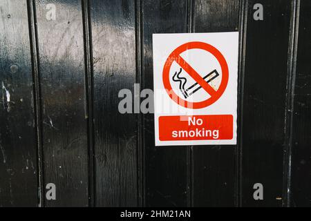 Rauchverbot auf einem schwarzen Holz vor der Tür, Platz für individuellen Text kopieren Stockfoto