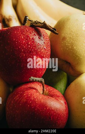 Nahaufnahme von gesunden Stillleben Früchte mit einem sehr leckeren Aspekt Äpfel und Bananen mit Wassertropfen Stockfoto