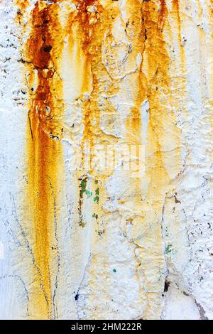 Hintergrund Betonwand, Spuren von Verwitterung, abgenutzte Wand beschädigt Farbe alte Farbe. Reste von alter Farbe auf der lackierten Betonoberfläche. Grungy concre Stockfoto