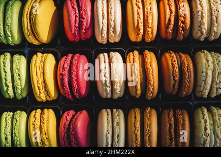 Makronen in frischen, hellen Farben oder Makronen. Verschiedene bunte Makronen in geschmackvoller süßer Farbe - Bakery Concept Image Stockfoto