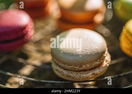 Frische Macarons oder Makronen auf einem alten Kühlregal Stockfoto