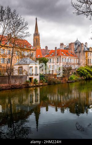 Blick auf die Stadt von der schönen Stadt Metz in Frankreich. Brücken, Häuser und Kirchen am Ufer der Mosel. Stockfoto