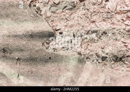 Hintergrund Betonwand, Spuren von Verwitterung, abgenutzte Wand beschädigt Farbe alte Farbe. Reste von alter Farbe auf der lackierten Betonoberfläche. Grungy concre Stockfoto