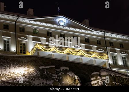 Tallinn, Estland -Dezember 15 2021: Bild vom Stenbock-Haus, dem Büro des Ministerpräsidenten von Estland während eines verschneiten Winters und weihnachten. Stockfoto
