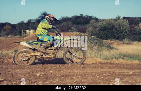 Motocross MX, Enduro-Fahrer auf einem Feldweg Stockfoto