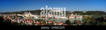 Panoramablick vom Inn auf die Altstadt von Passau und die Fort Veste Oberhaus Deutschland an Einem schönen sonnigen Sommertag mit Klarem blauen Himmel Stockfoto