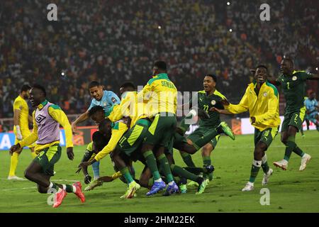 Yaounde, Kamerun. 06th. Februar 2022. Die Spieler aus Senegal feiern den Sieg nach dem letzten Fußballspiel des Afrika-Cup der Nationen 2021 zwischen Senegal und Ägypten im Paul Biya 'Olembe' Stadion. Quelle: Ayman Aref/dpa/Alamy Live News Stockfoto