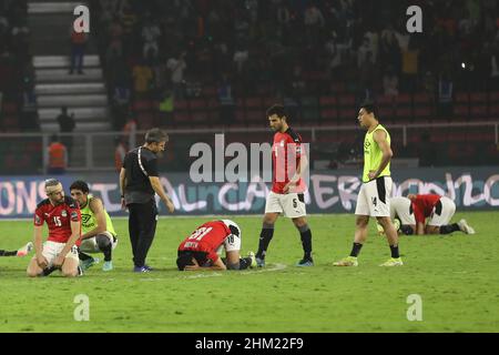 Yaounde, Kamerun. 06th. Februar 2022. Ägyptische Spieler erscheinen nach dem letzten Fußballspiel des Africa Cup of Nations 2021 zwischen Senegal und Ägypten im Paul Biya 'Olembe' Stadium niedergeschlagen. Quelle: Ayman Aref/dpa/Alamy Live News Stockfoto