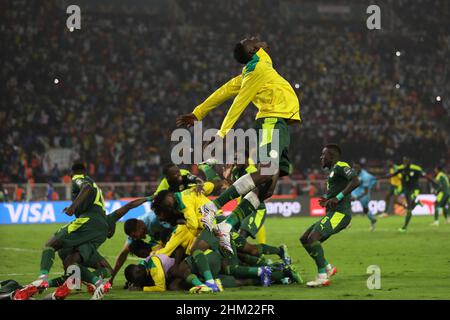 Yaounde, Kamerun. 06th. Februar 2022. Die Spieler aus Senegal feiern den Sieg nach dem letzten Fußballspiel des Afrika-Cup der Nationen 2021 zwischen Senegal und Ägypten im Paul Biya 'Olembe' Stadion. Quelle: Ayman Aref/dpa/Alamy Live News Stockfoto