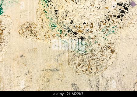 Hintergrund Betonwand, Spuren von Verwitterung, abgenutzte Wand beschädigt Farbe alte Farbe. Reste von alter Farbe auf der lackierten Betonoberfläche. Grungy concre Stockfoto